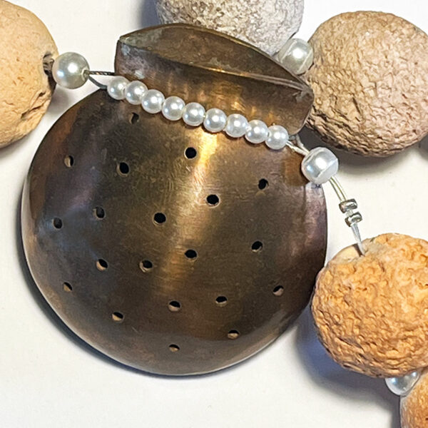 Ketting met een koperen buideltje hanger en aardewerk kralen - Afbeelding 5