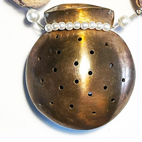 Ketting met een koperen buideltje hanger en aardewerk kralen - Afbeelding 2