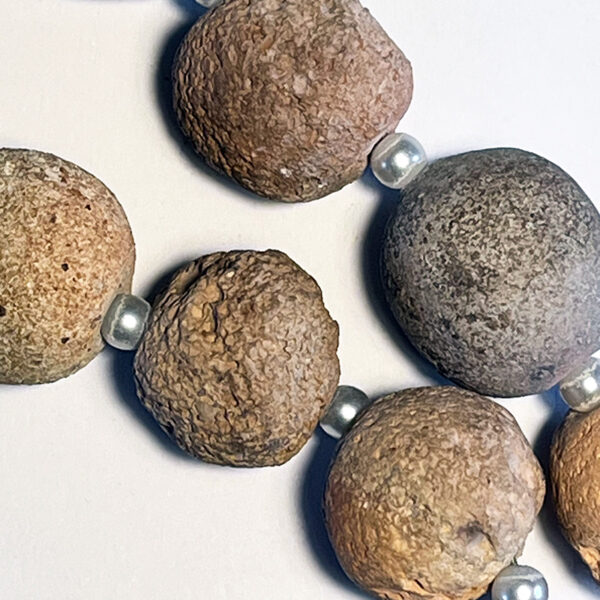 Ketting met een koperen buideltje hanger en aardewerk kralen - Afbeelding 3